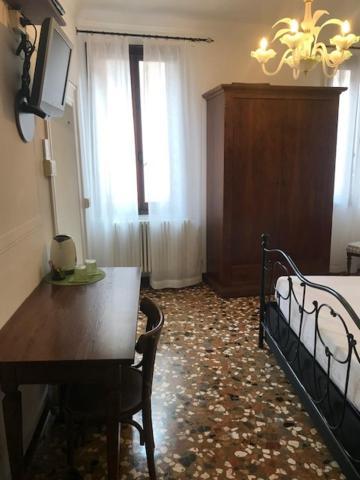 Al Teatro With Canal View Bed & Breakfast Venezia